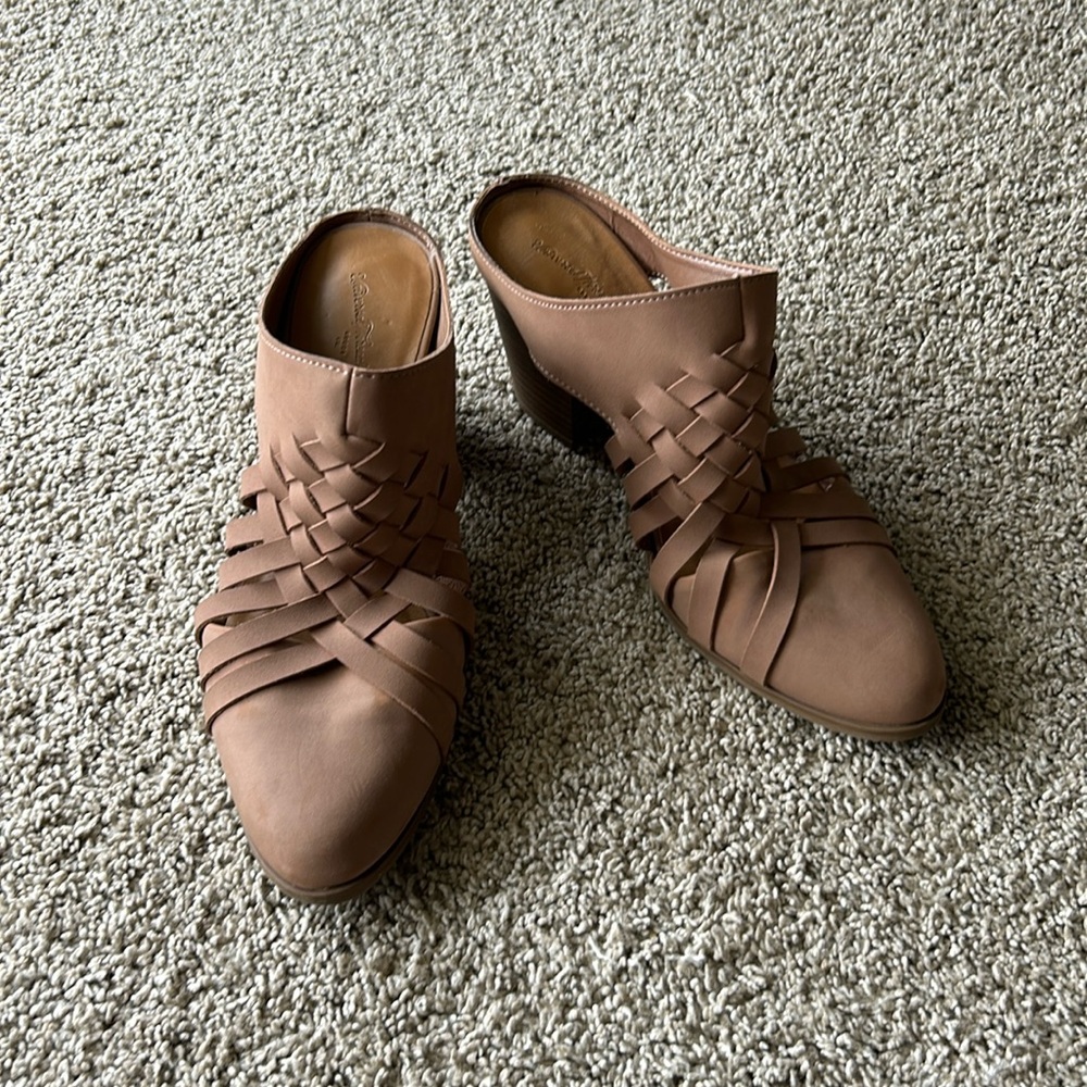 Universal Thread Heeled Weave Pattern Mules. Sz 8… - image 1
